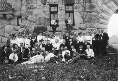 Lake Mohonk gathering, unidentified group, August 1917, in front of the Testimonial Gateway. Original photo from the collection of Vivian Yess Wadlin