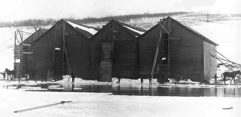 1906 Hudson River ice houses